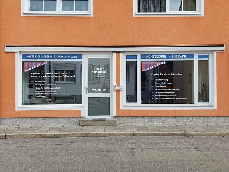 Eingang der Praxis von außen