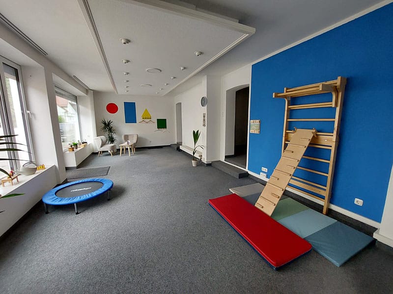 Bewegungsraum mit Matten und Turngeräten